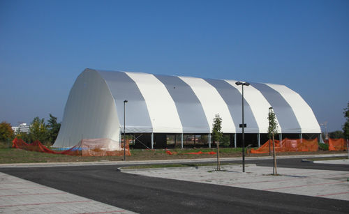 Structure tendue sur ossature métallique - TENNIS - Favaretti - câble-membrane / pour couverture / avec membrane en pvc