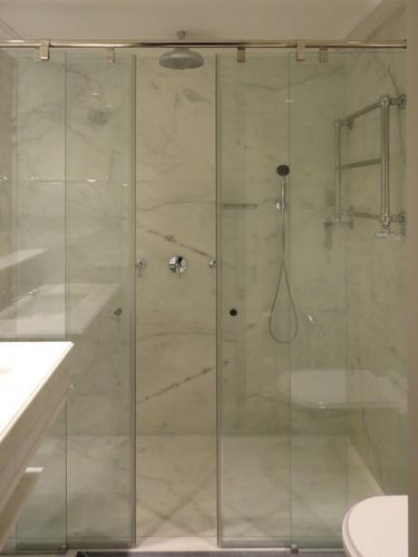 Paroi de douche fixe - VIDRES BERNI - coulissante / en verre trempé / pour chambre d'hôtel