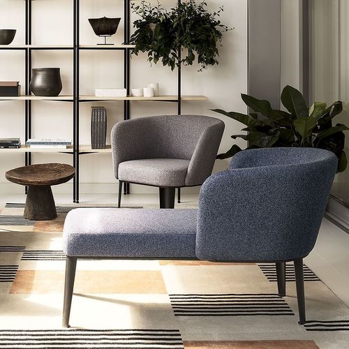Fauteuil visiteur contemporain - CLARA  - True Design srl - en cuir / en mousse / en hêtre