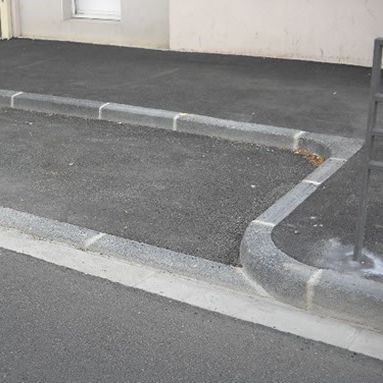 Bordure pour trottoir - T - ALKERN - en béton / linéaire
