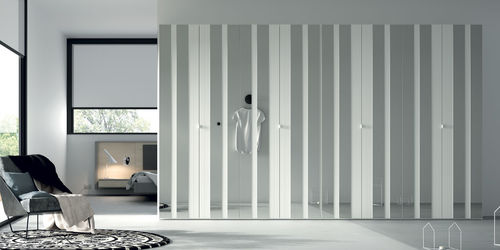 Armoire contemporaine - AV - Lagrama - en bois / à portes pliantes