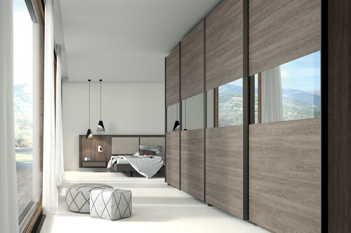 Armoire contemporaine - A5 - Lagrama - en noyer / en verre / à porte coulissante