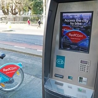 Panneau signalétique mural - JCDecaux - Mobilier Urbain - en métal / en verre / pour main-courante