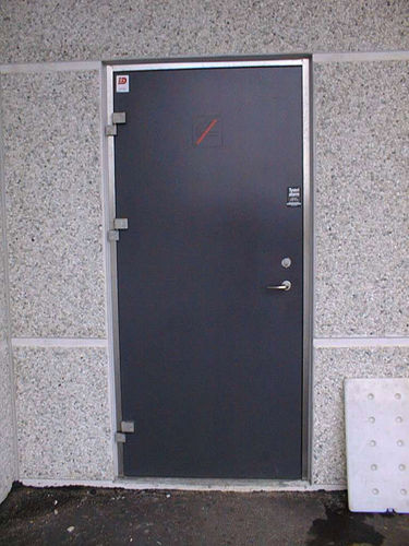 Porte industrielle battante - MH0601B - DAN-doors - en métal / automatique / semi-vitrée