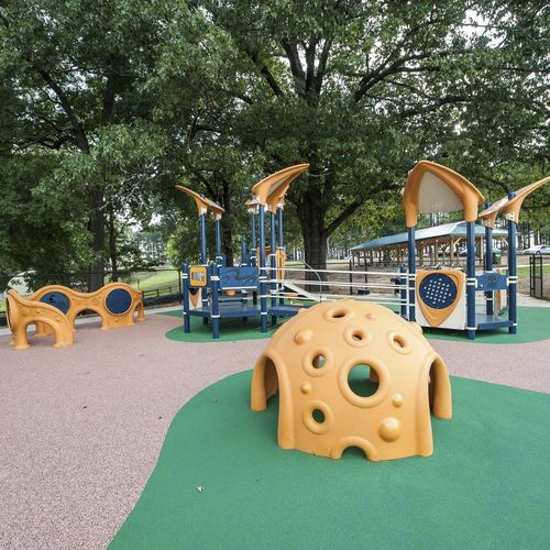 Structure de jeu pour aire de jeux - Brahan Spring Park - Design 6935 - LANDSCAPE STRUCTURES - en acier inoxydable / en acier à revêtement par poudre / en polyéthylène