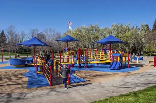 Structure de jeu pour aire de jeux - Athan Downs Park - Design 7554 - LANDSCAPE STRUCTURES - en inox / en acier à revêtement par poudre / en polyéthylène