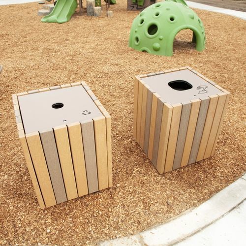 Poubelle en bois - Wood-Grain - Design 3676 - LANDSCAPE STRUCTURES - en polyéthylène / d'extérieur / pour aire de jeux