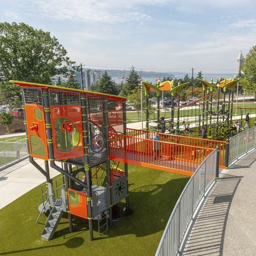 Structure de jeu pour aire de jeux - Yesler Terrace Park - LANDSCAPE STRUCTURES - en acier à revêtement par poudre / en polyéthylène / en plastique recyclé