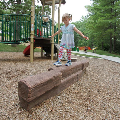 Poutre d'équilibre pour aire de jeux - STACKED TIMBER   - little tikes