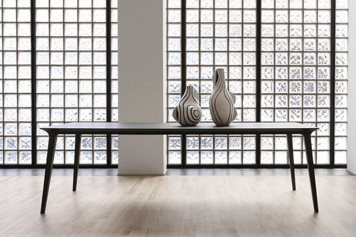 Table contemporaine - LAU - STUA - en frêne / avec piètement en bois / rectangulaire