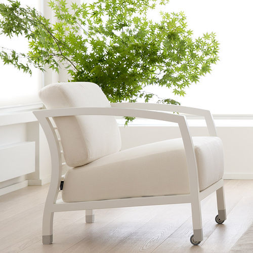 Fauteuil contemporain - MALENA - STUA - en tissu / en cuir / en bois massif