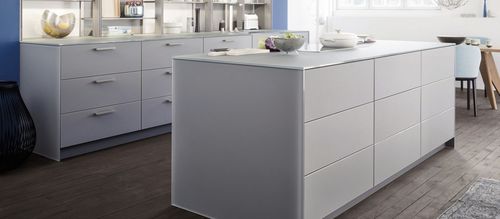 Plan de travail en verre - THIN WORKTOPS - LEICHT - en granite / de cuisine / finition laquée