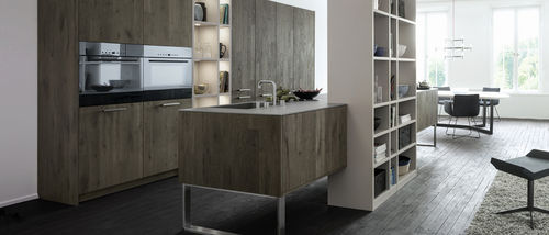 Cuisine contemporaine - CLASSIC-FS | XYLO - LEICHT - en chêne / en bois massif / avec îlot