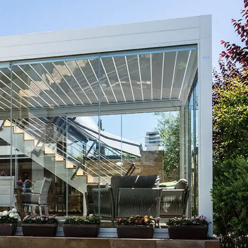 Pergola adossée - BISCEGLIE - ITALY - Gibus SPA - en métal / en verre / à lames brise soleil