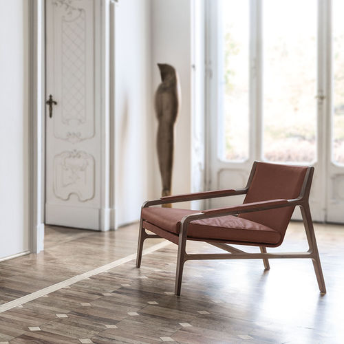 Fauteuil contemporain - MARGOT - ALIVAR - en tissu / en cuir / en noyer
