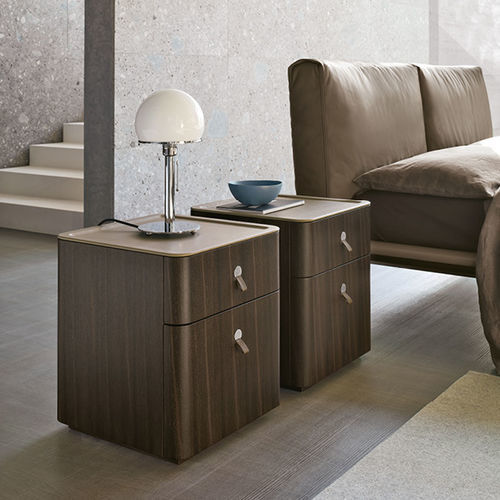 Table de chevet contemporaine - Kube - ALIVAR - en chêne / en MDF laqué / en cuir