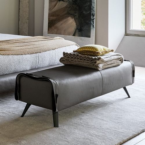 Bout de lit contemporain - Cuff  - BONALDO - en métal peint / en cuir / en tissu