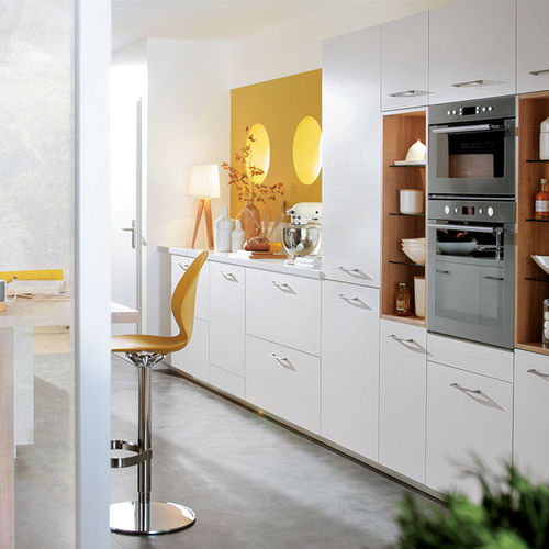 Cuisine contemporaine - AMBIANCE DOUCEUR - Mobalpa - en chêne / en quartz / en stratifié