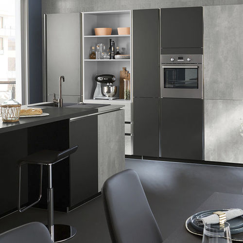 Cuisine contemporaine - AMBIANCE FABRIK - Mobalpa - en ciment / en stratifié / avec îlot