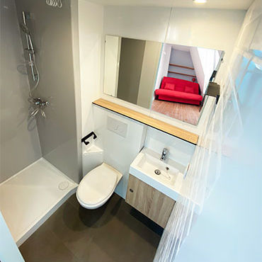 Salle de bain contemporaine - HYOTIS - BAUDET SA - en polyester / pour résidence étudiante / préfabriquée