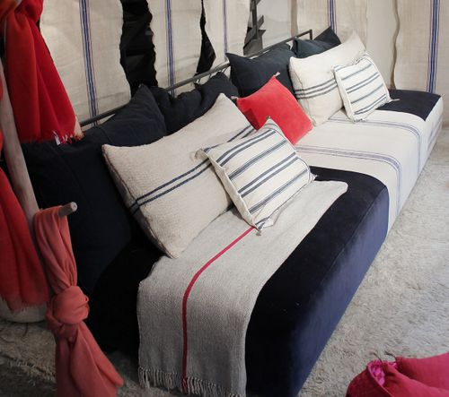 Banquette contemporaine - ODA - CARAVANE - en tissu / noire