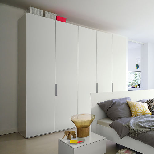 Armoire contemporaine - BASE - interlübke - en bois laqué / à portes battantes / par Werner Aisslinger
