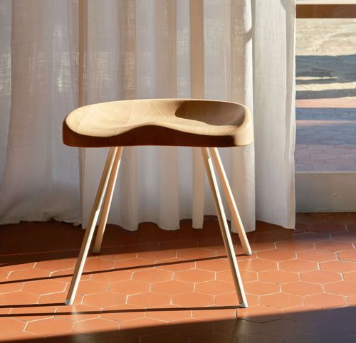 Tabouret contemporain - N° 307 - vitra USA - en chêne / avec piètement en acier à revêtement par poudre / professionnel