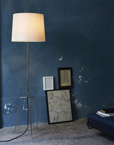 Lampe sur pied - DREISTELZ - Kalmar Werkstaetten - en nickel / en laiton poli / en soie