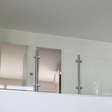 Garde-corps en verre - LIGNE PURE - AT INOX - à panneaux / d'intérieur / pour balcon