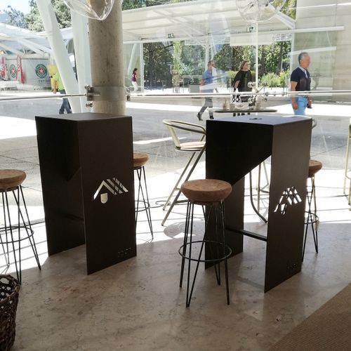 Table mange-debout contemporaine - BPLAN - en aluminium thermolaqué / rectangulaire / sur mesure