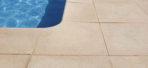 Carrelage en pierre reconstituée - GRANITUS - FABISTONE (GROUP RPI) - bouchardé / pour plage de piscine / de sol