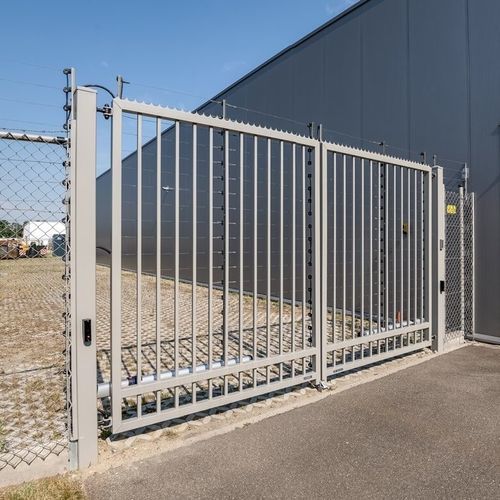 Portail battant - BASTION  - WISNIOWSKI - en acier galvanisé / à barreaux / motorisé