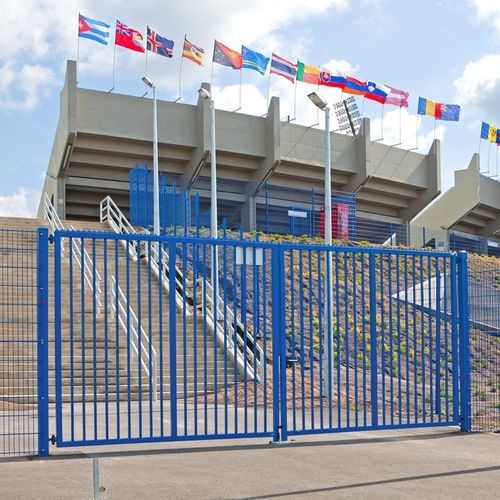 Clôture grillagée - VEGA - WISNIOWSKI - à barreaux / sportive / pour terrain de sport