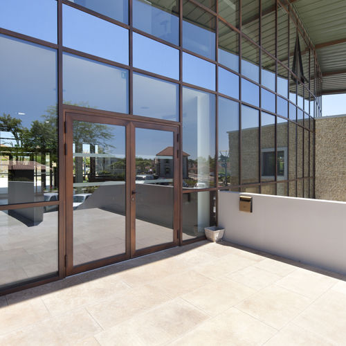Porte d'entrée - KANADA - KAWNEER - en bois / en aluminium / battante