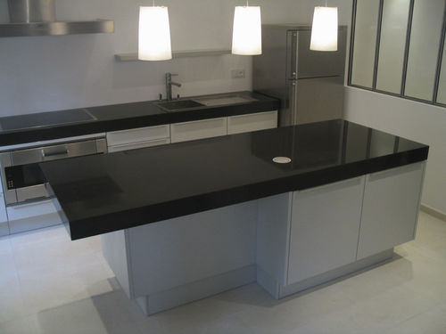 Cuisine contemporaine - LIGHTWEIGHT STONE : BLACK GRANITE - BROCATELLE - en bois / avec îlot / sans poignée