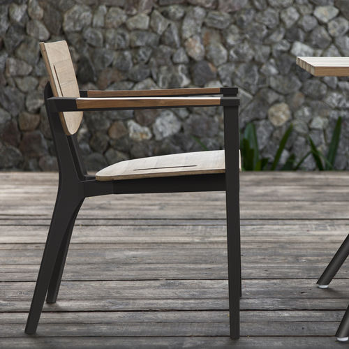 Chaise contemporaine - DIUNA - OASIQ - d'extérieur / en teck / avec piètement en aluminium