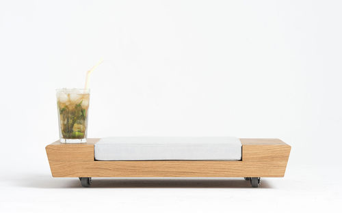 Tabouret contemporain - MOJITO - qowood - en chêne / à roulettes / blanc