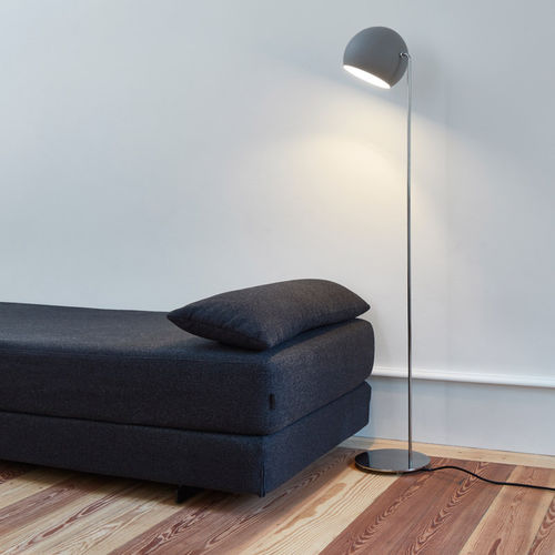 Lampe sur pied - TILT GLOBE - Nyta - en aluminium laqué / contemporaine / d'intérieur