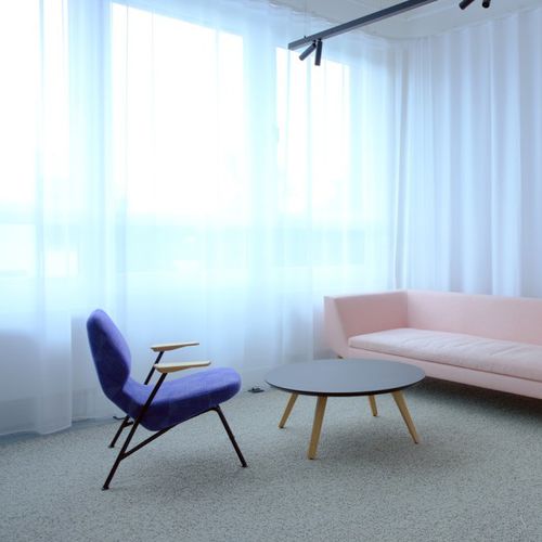 Fauteuil contemporain - OBLIQUE - prostoria - en tissu / en chêne / en métal