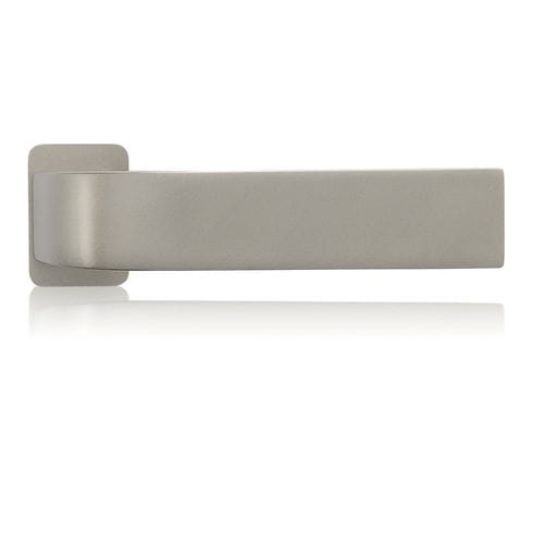 Poignée pour porte en métal - TRINITY - M&T 1997, a.s. - en laiton / contemporaine
