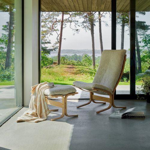 Fauteuil contemporain - SIESTA OVIS - LK Hjelle - en peau de mouton / en bois / avec repose-pieds