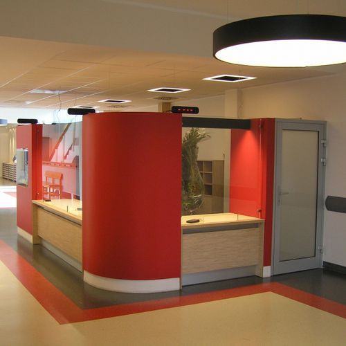 Banque d'accueil en arc de cercle - ARMET BIS SP.Z O.O.  - en bois / en verre