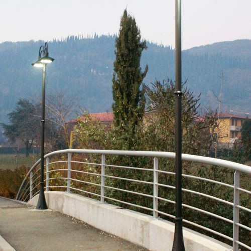 Lampadaire urbain - OLWEN II - OMS, spol. s. r.o.  - classique / en fonte d'aluminium / en polycarbonate