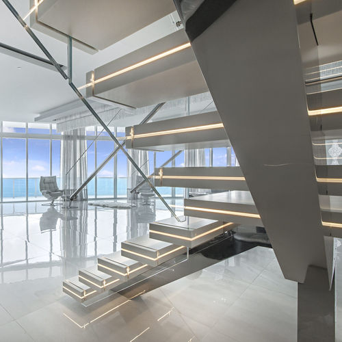 Escalier demi-tournant - LUXO: DUPONT CORIAN - Officine Sandrini - à marches en pierre / résidentiel / professionnel