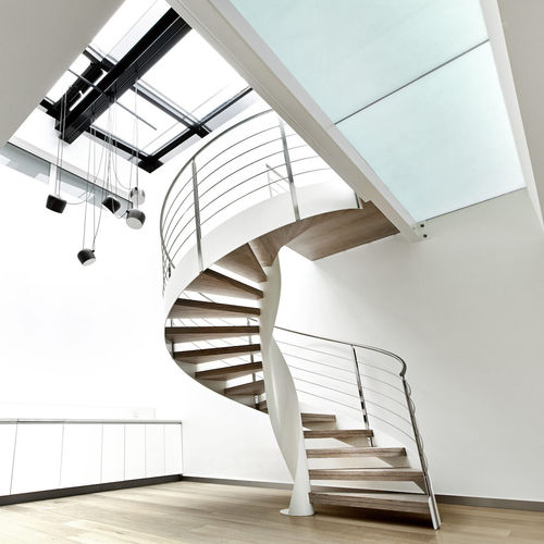 Escalier en colimaçon - VORTIKA: WHITE RAL - Officine Sandrini - à marches en bois / en métal / résidentiel