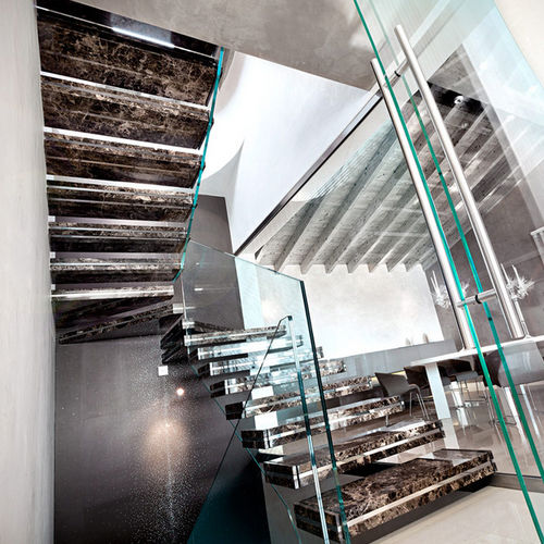 Escalier demi-tournant - LUXO : EMPERADO DARK MARBLE - Officine Sandrini - à marches en pierre / structure en verre / résidentiel