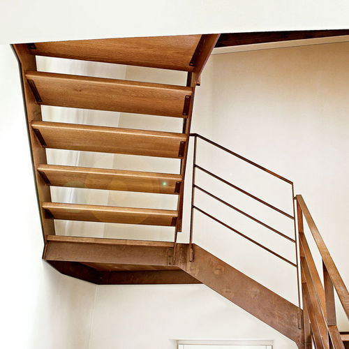 Escalier demi-tournant - VISTA FASCIA - Officine Sandrini - à marches en bois / structure en métal / contemporain