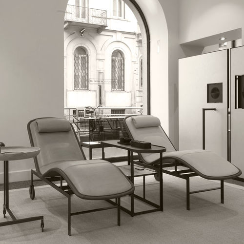 Chaise longue contemporaine - FORA  - DIMENSIONE CHI WING LO - en tissu / en cuir / en métal