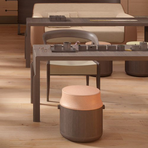 Tabouret contemporain - POZA  - DIMENSIONE CHI WING LO - en chêne / avec piètement en chêne / avec piètement en tissu