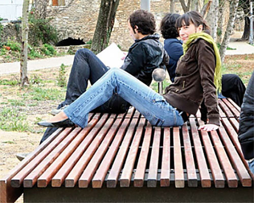 Banc public contemporain - FLUX - Colomer - en bois / en acier / avec dossier